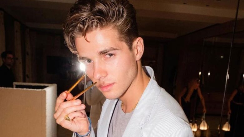 Αχιλλέας Ντε Γκρες: Σε σχέση με γνωστή ηθοποιό ο γιος του Παύλου και της Μαρί Σαντάλ – Του έχει κλέψει την καρδιά Αχιλλέας Ντε Γκρες: Σε σχέση με γνωστή ηθοποιό ο γιος του Παύλου και της Μαρί Σαντάλ – Του έχει κλέψει την καρδιά