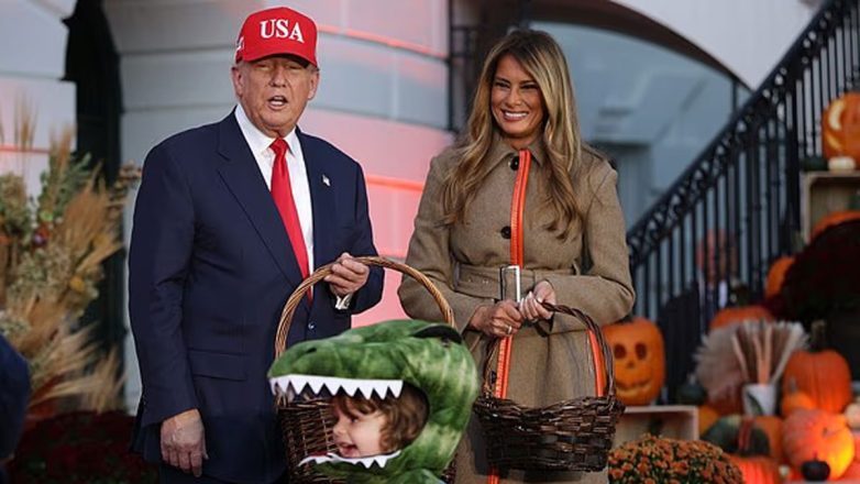 Halloween στον Λευκό Οίκο: Ο Donald Trump και η Melania υποδέχθηκαν εκατοντάδες παιδιά με γλυκά και φαντασία Halloween στον Λευκό Οίκο: Ο Donald Trump και η Melania υποδέχθηκαν εκατοντάδες παιδιά με γλυκά και φαντασία