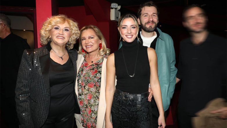 «Η μητέρα του σκύλου»: Πλήθος κόσμου στην επίσημη πρεμιέρα της παράστασης στο θέατρο Ακροπόλ – Φωτογραφίες