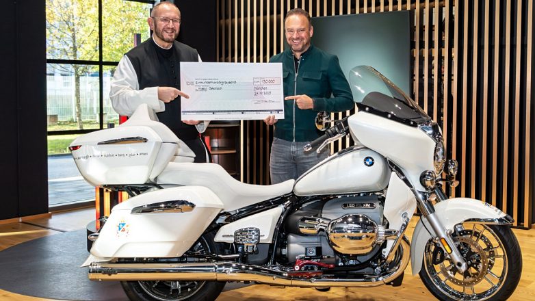 Επιτυχημένη η δημοπρασία της BMW R 18 που ευλόγησε ο Πάπας Λέον ΙΔ΄ XIV