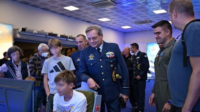 Εκθεσιακό περίπτερο της Πολεμικής Αεροπορίας στο σταθμό του μετρό «Σύνταγμα» Εκθεσιακό περίπτερο της Πολεμικής Αεροπορίας στο σταθμό του μετρό «Σύνταγμα»