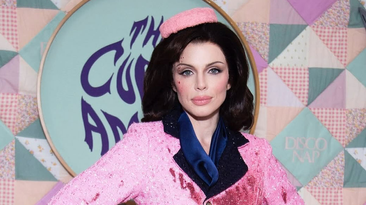 Julia Fox: Μεταμφιέστηκε σε Jackie Kennedy φορώντας το εμβληματικό ροζ ματωμένο κοστούμι και προκάλεσε αντιδράσεις!