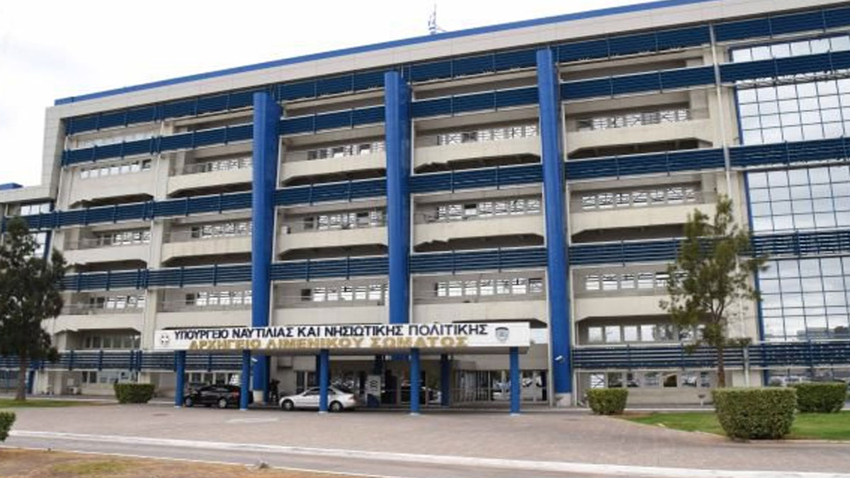 Διαμαρτυρία έξω από το Υπουργείο Ναυτιλίας από επαγγελματίες αλιείς