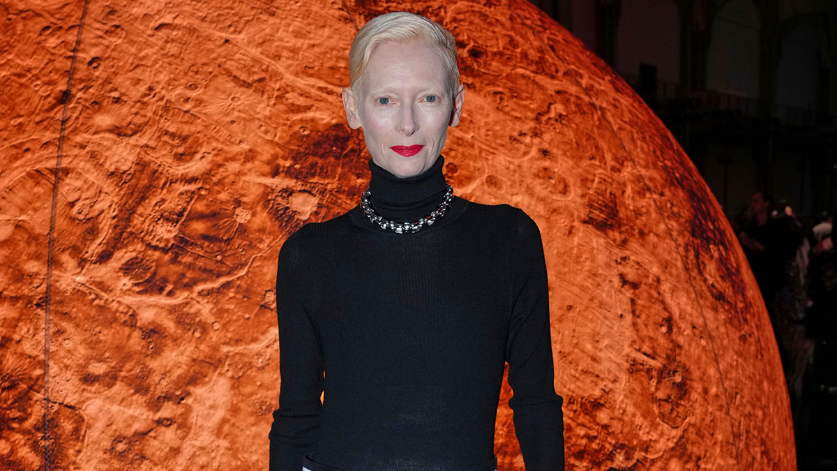 Τίλντα Σουίντον: Η «Κόκκινη αριστοκράτισσα» του σινεμά, η ιέρεια της avant-garde, με την αντισυμβατική προσωπικότητα