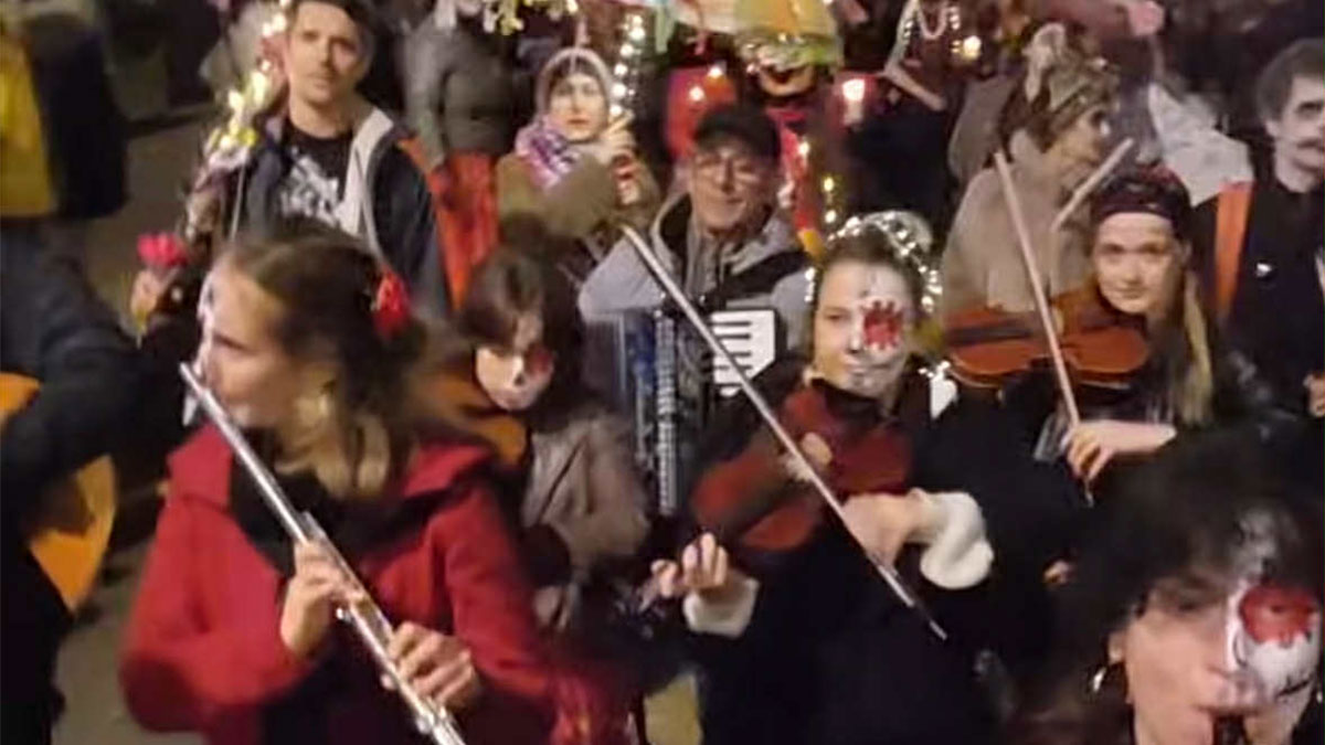 Οι Βρυξέλλες γιόρτασαν το Día de los Muertos υπό τους ήχους του ρεμπέτικου και των ελληνικών οργάνων