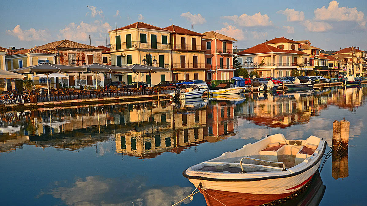 Ελληνικός τουρισμός: Προς νέα ρεκόρ το 2025, σύμφωνα με την ΤτΕ