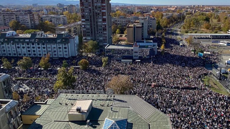 Νόβι Σαντ: Δεκάδες χιλιάδες Σέρβοι τίμησαν τα θύματα της κατάρρευσης του σιδηροδρομικού σταθμού Νόβι Σαντ: Δεκάδες χιλιάδες Σέρβοι τίμησαν τα θύματα της κατάρρευσης του σιδηροδρομικού σταθμού