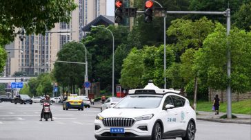 Κινέζικα ρομποτικά ταξί ανταγωνίζονται την αμερικανική Waymo