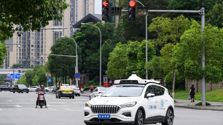 Κινέζικα ρομποτικά ταξί ανταγωνίζονται την αμερικανική Waymo