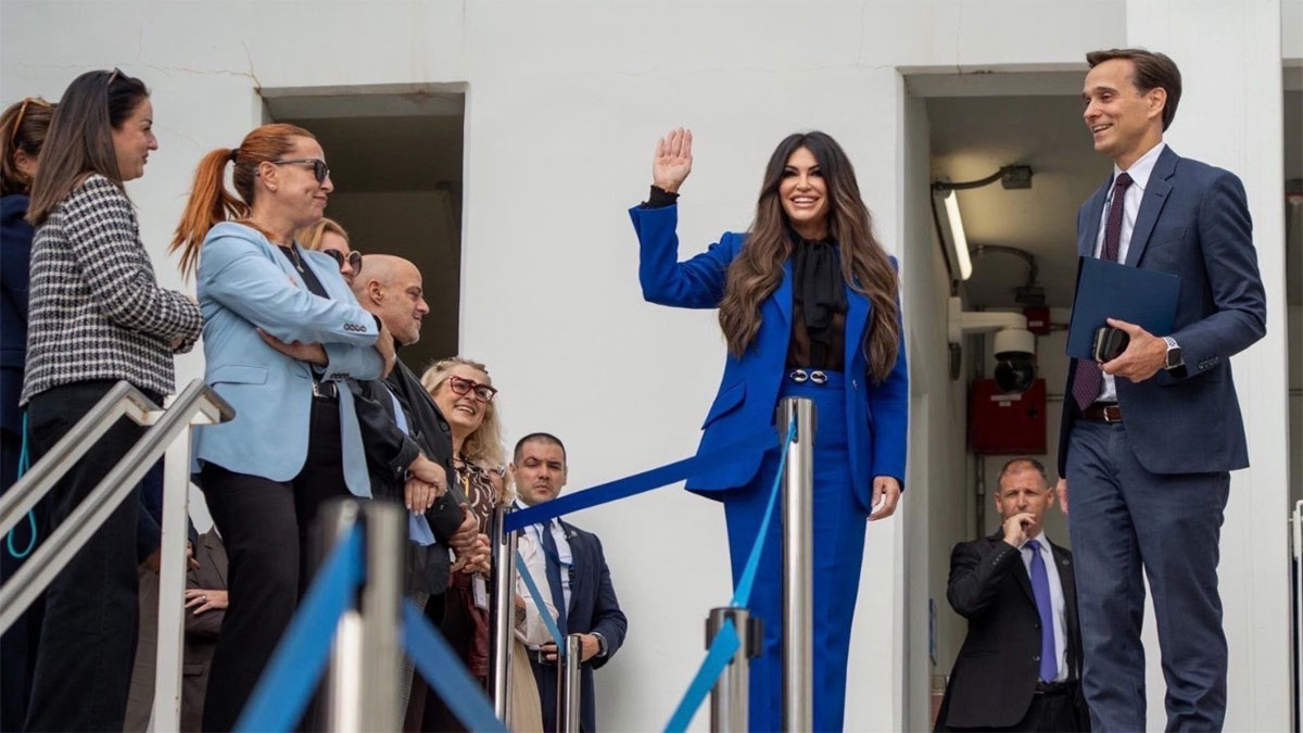 Κίμπερλι Γκίλφοϊλ: Η πρώτη της γνωριμία με το προσωπικό της Πρεσβείας