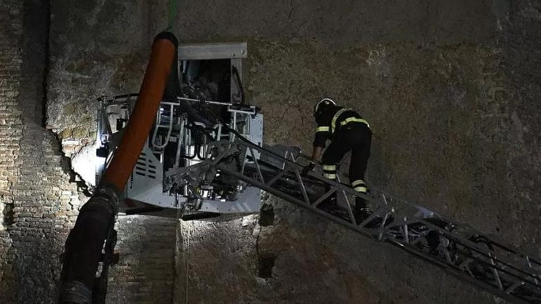 Ρώμη: Υπέκυψε στα τραύματά του ο εργάτης που απεγκλωβίστηκε από τα ερείπια του Πύργου των Κόμηδων Ρώμη: Υπέκυψε στα τραύματά του ο εργάτης που απεγκλωβίστηκε από τα ερείπια του Πύργου των Κόμηδων