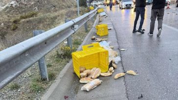 Καραμπόλα τριών οχημάτων στην Θεσσαλονίκη – Γέμισε ψωμιά το οδόστρωμα