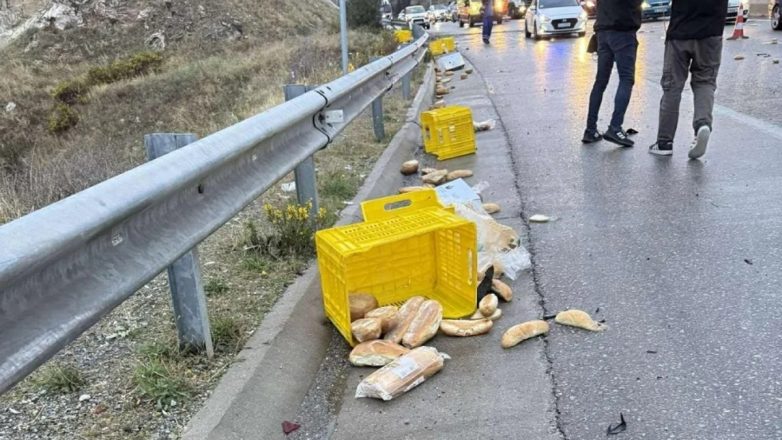 Καραμπόλα τριών οχημάτων στην Θεσσαλονίκη – Γέμισε ψωμιά το οδόστρωμα