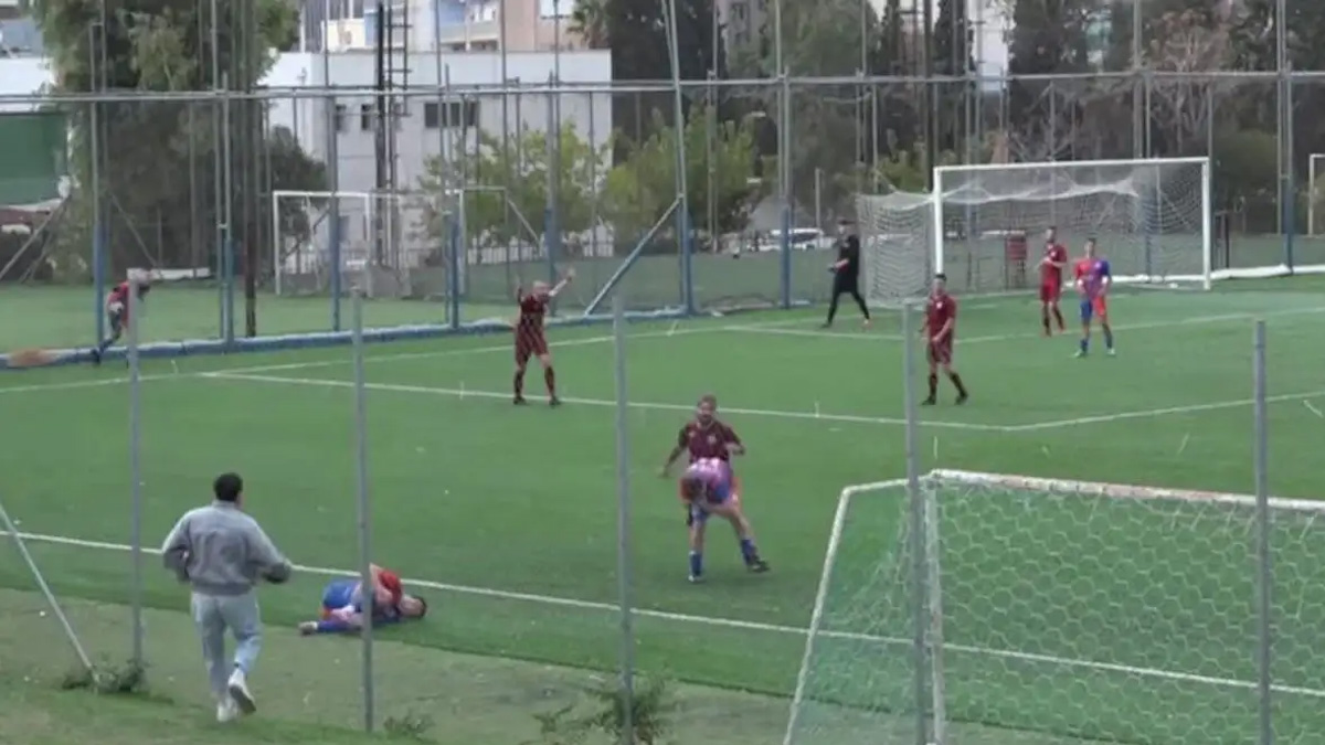 Χαμός σε τοπικό ντέρμπι της Αθήνας: Ποδοσφαιριστής αποβλήθηκε για κλωτσιά και γροθιά σε αντιπάλους του!