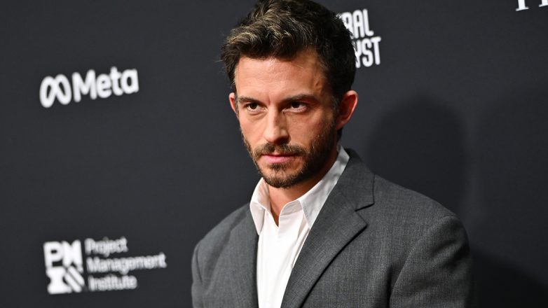 People: Ο ηθοποιός, Τζόναθαν Μπέιλι, είναι ο πιο σέξι άνδρας για το 2025