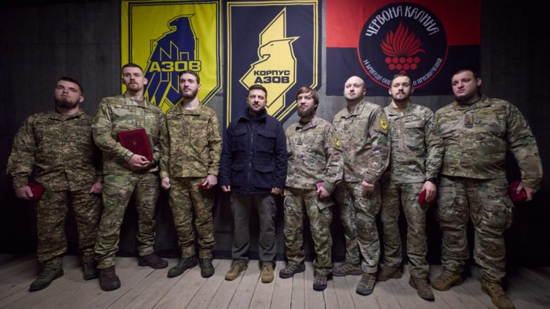 Ο Ζελένσκι επισκέπτεται τις μονάδες του νεοναζιστικού «Αζόφ»