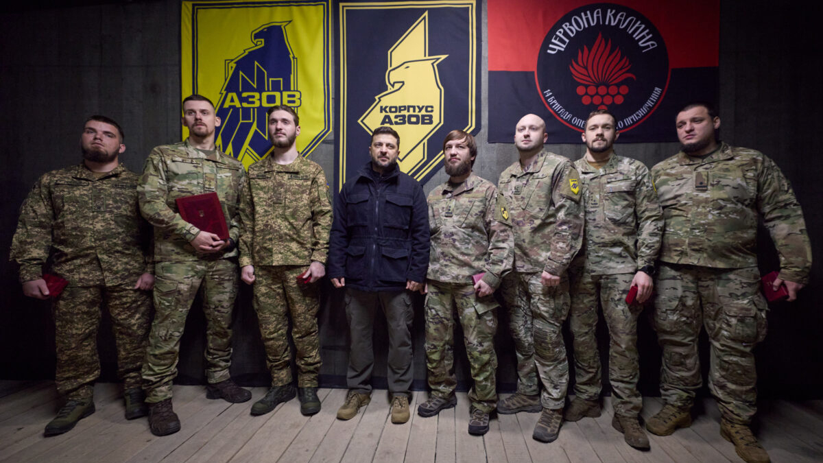 Ο Ζελένσκι επισκέπτεται τις μονάδες του νεοναζιστικού «Αζόφ»