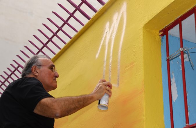 Ο Μάνος Ιωαννίδης φιλοτέχνησε το πρώτο pop art σχολείο στην Ελλάδα Ο Μάνος Ιωαννίδης φιλοτέχνησε το πρώτο pop art σχολείο στην Ελλάδα