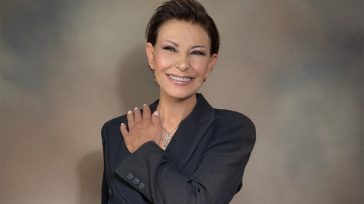 «Χορεύει το Ζεϊμπέκικο» στο νέο της βίντεο κλιπ η Κωνσταντίνα