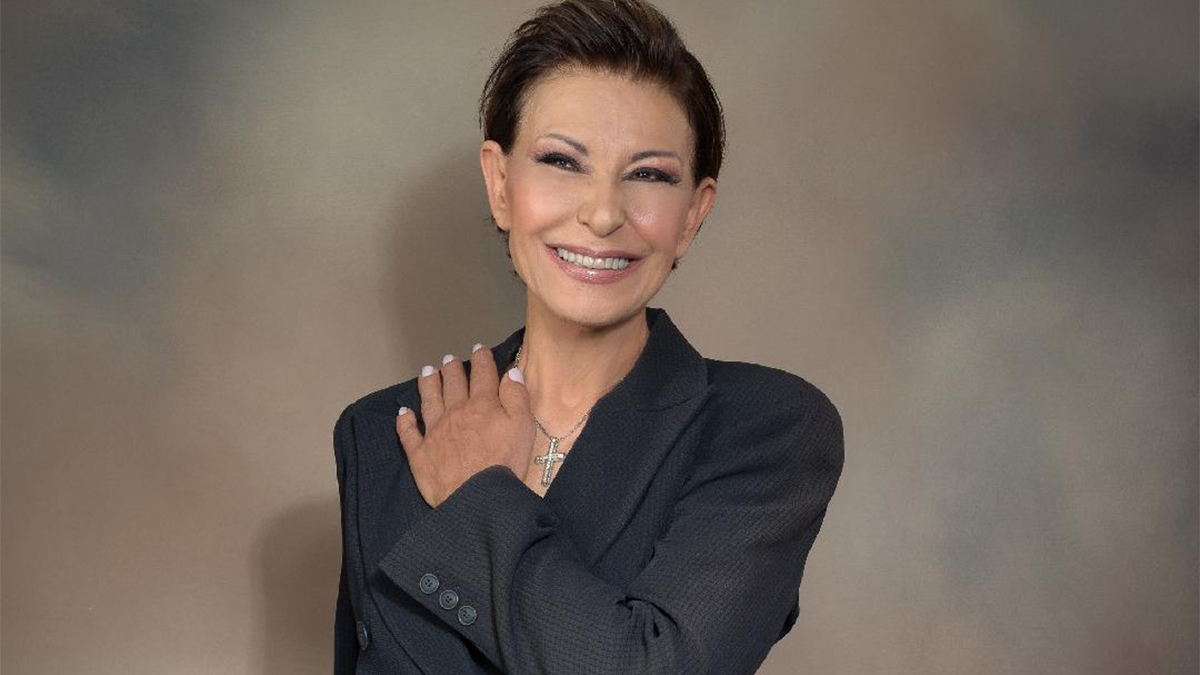 «Χορεύει το Ζεϊμπέκικο» στο νέο της βίντεο κλιπ η Κωνσταντίνα