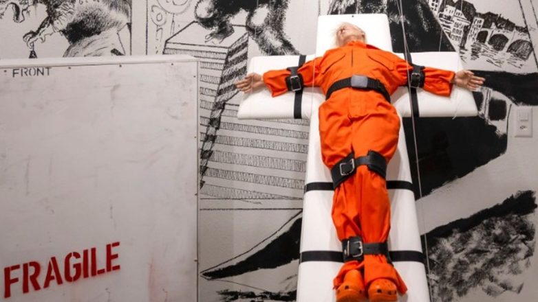 Ελβετία: Άγαλμα του «εσταυρωμένου θανατοποινίτη» Ντόναλντ Τραμπ εκτίθεται στη Βασιλεία Ελβετία: Άγαλμα του «εσταυρωμένου θανατοποινίτη» Ντόναλντ Τραμπ εκτίθεται στη Βασιλεία