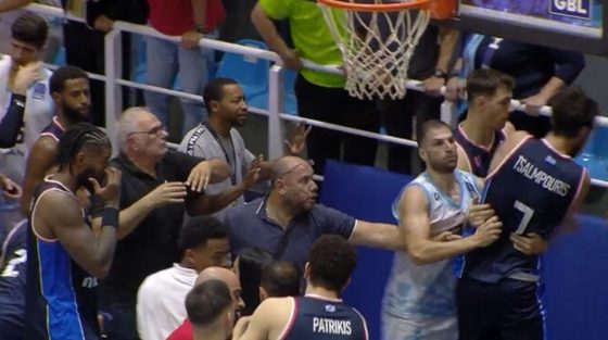 Μπάσκετ: Ο Κολοσσός καταδικάζει τα επεισόδια και αφαιρεί το διαρκείας φιλάθλου του