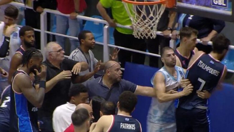 Μπάσκετ: Ο Κολοσσός καταδικάζει τα επεισόδια και αφαιρεί το διαρκείας φιλάθλου του Μπάσκετ: Ο Κολοσσός καταδικάζει τα επεισόδια και αφαιρεί το διαρκείας φιλάθλου του