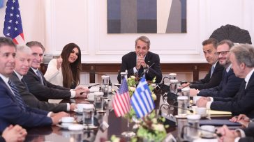 Συνάντηση Μητσοτάκη με τους υπουργούς Εσωτερικών και Ενέργειας των ΗΠΑ