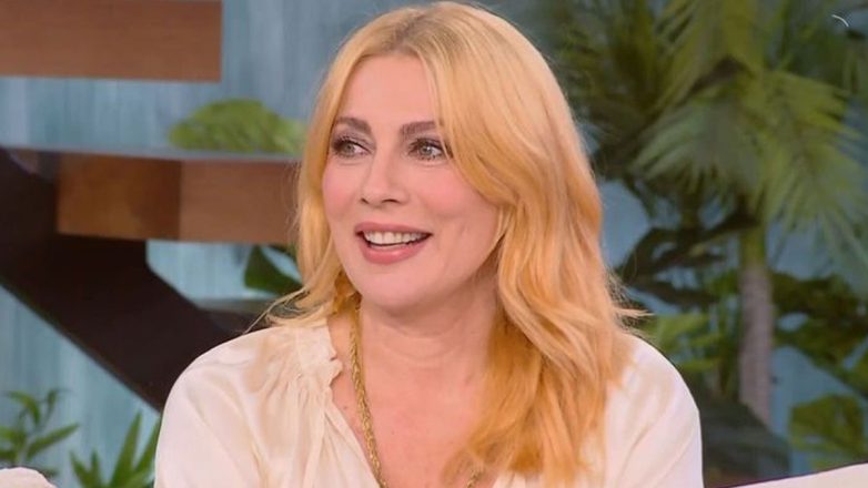 Σμαράγδα Καρύδη: «Ο έρωτας δεν διαρκεί χωρίς διεκδίκηση – O χρόνος δουλεύει εναντίον των ζευγαριών» Σμαράγδα Καρύδη: «Ο έρωτας δεν διαρκεί χωρίς διεκδίκηση – O χρόνος δουλεύει εναντίον των ζευγαριών»