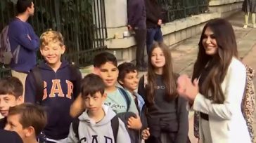 Συνομίλησε με μαθητές η Κίμπερλι Γκιλφόιλ βγαίνοντας από το Μέγαρο Μαξίμου