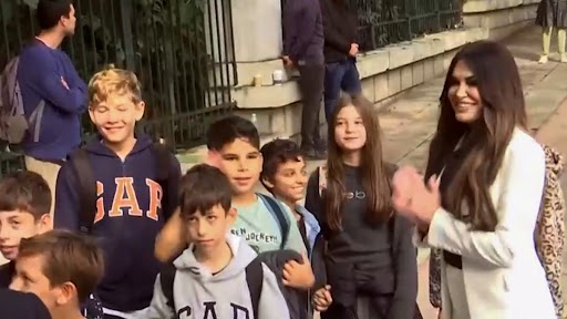 Συνομίλησε με μαθητές η Κίμπερλι Γκιλφόιλ βγαίνοντας από το Μέγαρο Μαξίμου