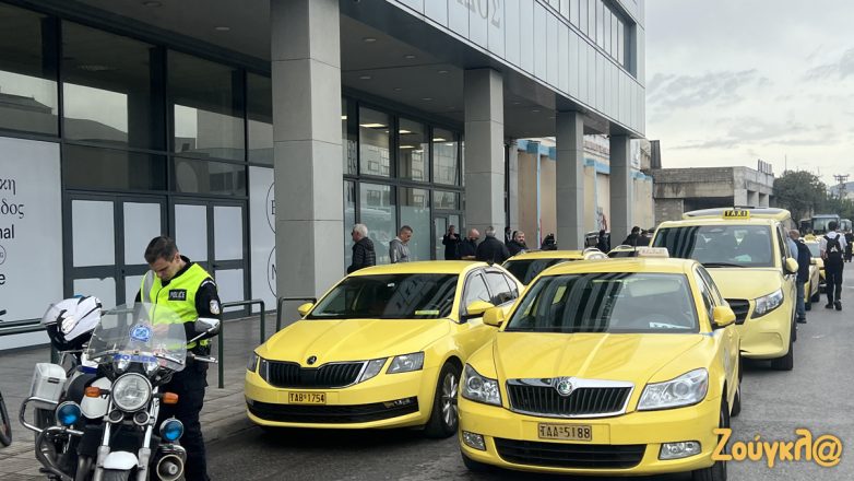 Συγκέντρωση διαμαρτυρίας από το Συνδικάτο Ταξί στο κέντρο της Αθήνας Συγκέντρωση διαμαρτυρίας από το Συνδικάτο Ταξί στο κέντρο της Αθήνας