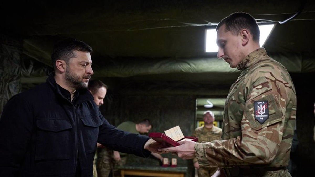 Ο Ζελένσκι περιόδευσε μονάδες νεοναζί και απένειμε βραβεία
