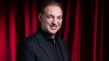 Τα swing του Χιώτη στο Γυάλινο Μουσικό Θέατρο