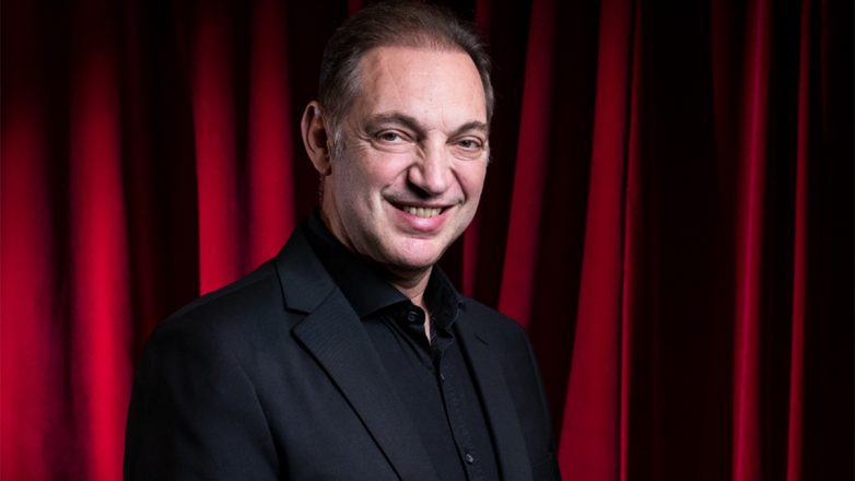 Τα swing του Χιώτη στο Γυάλινο Μουσικό Θέατρο