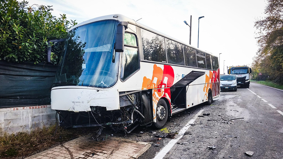 Τροχαίο δυστύχημα με σχολικό λεωφορείο στην Ιταλία