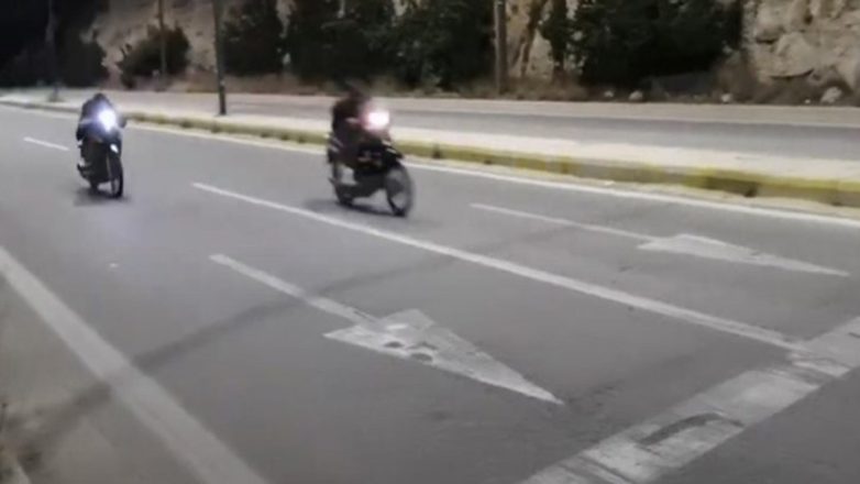 Αττική Οδός: Έκαναν «κόντρα» με πάνω από 250 χλμ. την ώρα – Βίντεο Αττική Οδός: Έκαναν «κόντρα» με πάνω από 250 χλμ. την ώρα – Βίντεο