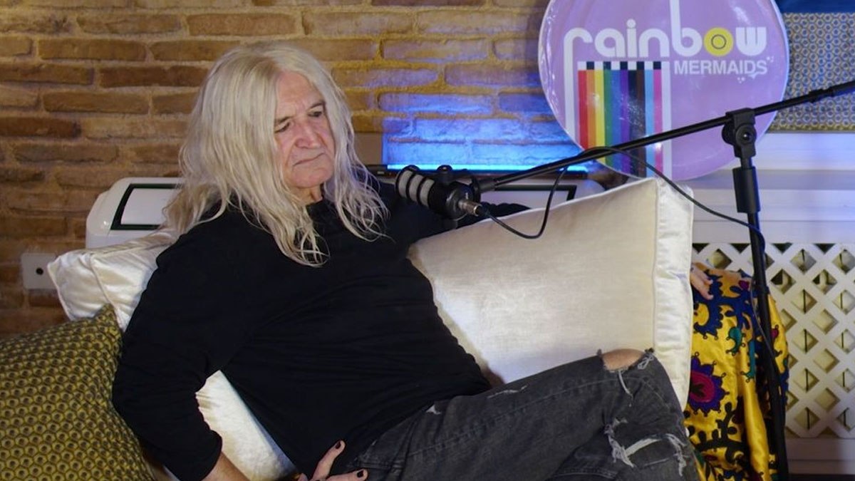 Νίκος Καρβέλας: «Το έντεχνο είναι το τραγούδι των ατάλαντων, των δυσκοίλιων»