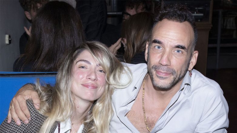 Πάνος Μουζουράκης – Μαριλού Κόζαρη: Αγκαλιά στην πρώτη τους δημόσια εμφάνιση μετά τη γέννηση του δεύτερου παιδιού τους Πάνος Μουζουράκης – Μαριλού Κόζαρη: Αγκαλιά στην πρώτη τους δημόσια εμφάνιση μετά τη γέννηση του δεύτερου παιδιού τους