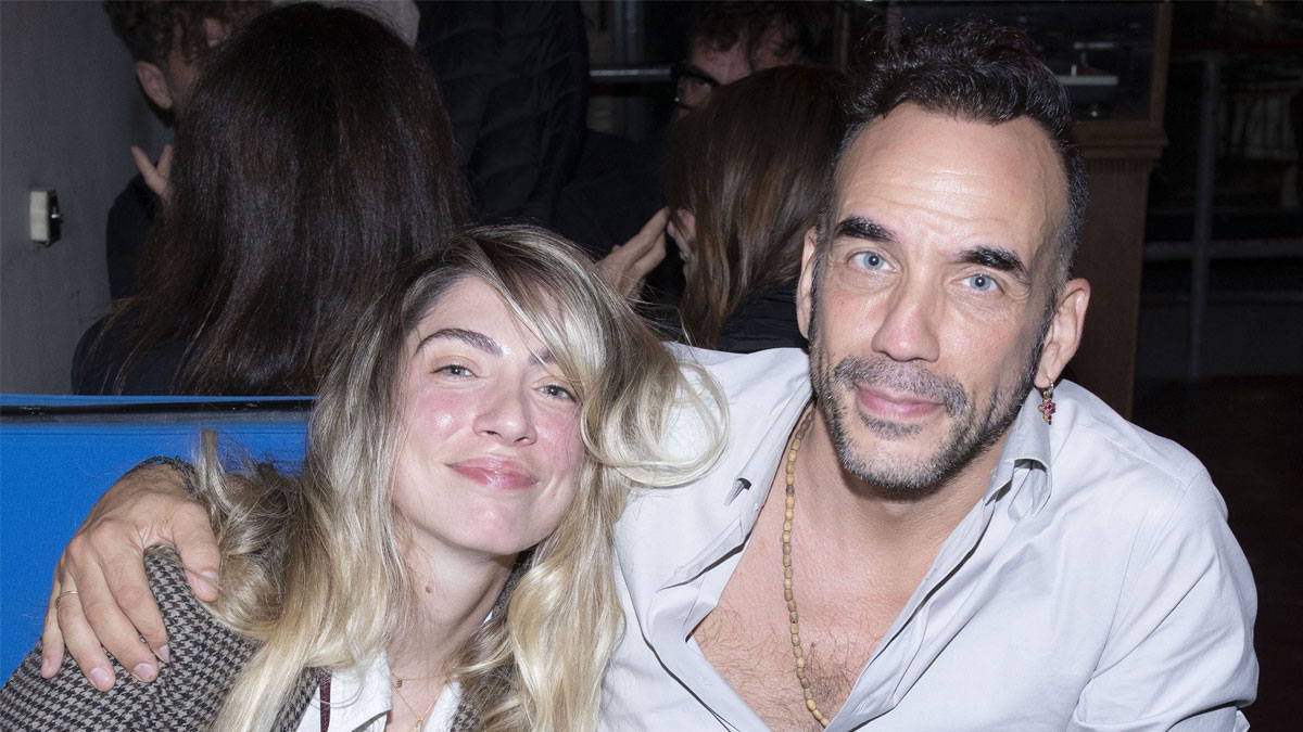 Πάνος Μουζουράκης – Μαριλού Κόζαρη: Αγκαλιά στην πρώτη τους δημόσια εμφάνιση μετά τη γέννηση του δεύτερου παιδιού τους