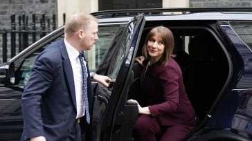 Η υπουργός οικονομικών της Βρετανίας ετοιμάζει «χτύπημα» στα ηλεκτρικά οχήματα με χιλιομετρική φορολόγηση