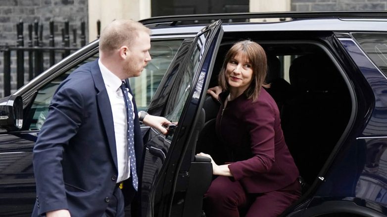 Η υπουργός οικονομικών της Βρετανίας ετοιμάζει «χτύπημα» στα ηλεκτρικά οχήματα με χιλιομετρική φορολόγηση