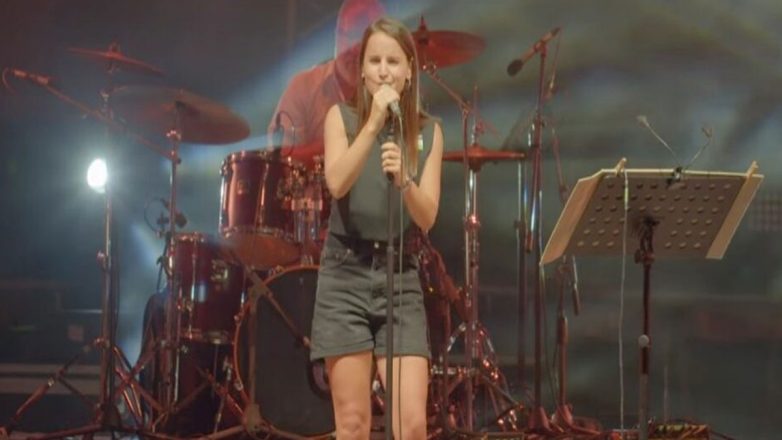 Στέλλα Άλφα: Διδάσκει μουσική και παίζει ποδόσφαιρο