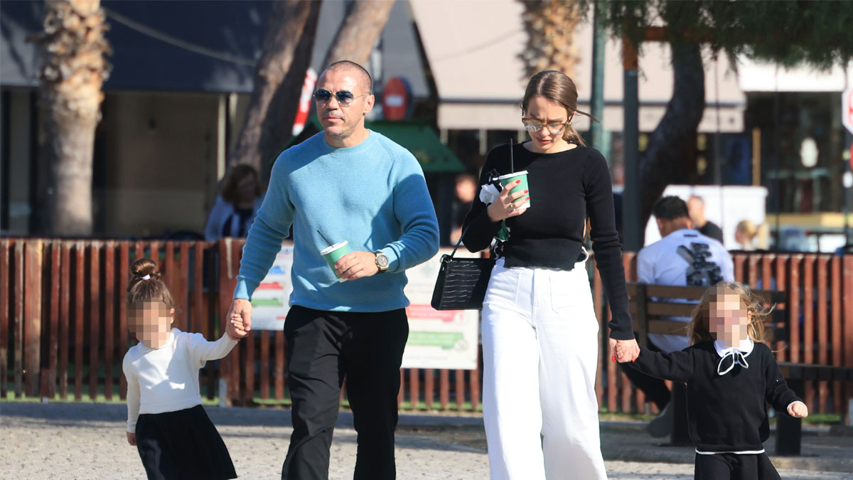 Μιχάλης Ζαμπίδης: Οικογενειακή βόλτα με τη σύζυγό του και τις δίδυμες κόρες τους στα νότια προάστια – Φωτογραφίες