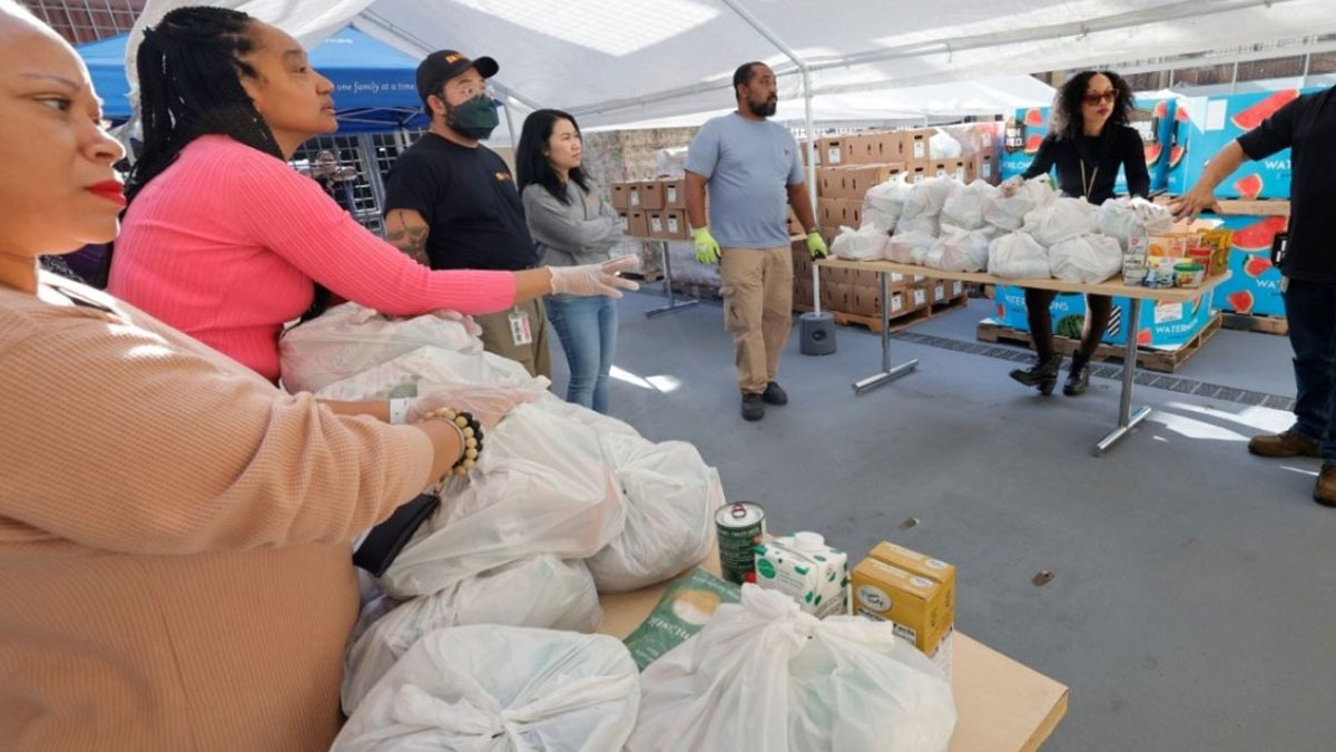 ΗΠΑ: Ουρές χιλιομέτρων στην Καλιφόρνια για δωρεάν τρόφιμα