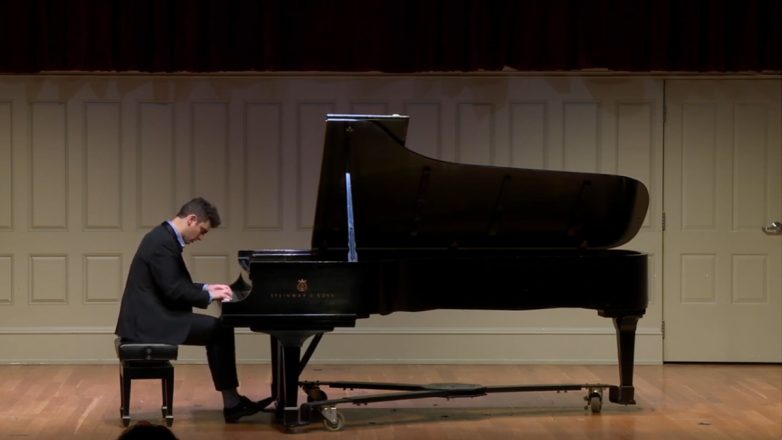 Αλέξανδρος Κυριακόπουλος: Ο 25χρονος πιανίστας από τα Κύθηρα που διαπρέπει στη Βοστώνη