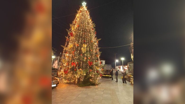 Χαλκιδική: Ο Ταξιάρχης άναψε και φέτος πρώτος τα φώτα των Χριστουγέννων Χαλκιδική: Ο Ταξιάρχης άναψε και φέτος πρώτος τα φώτα των Χριστουγέννων