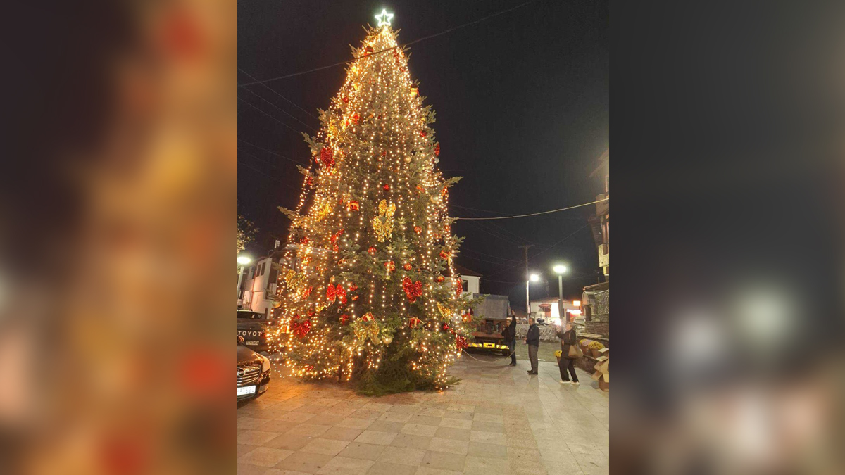 Χαλκιδική: Ο Ταξιάρχης άναψε και φέτος πρώτος τα φώτα των Χριστουγέννων