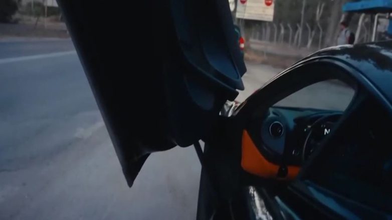 Δεν το χωρά ο νους: Οδηγός McLaren τρέχει με 250 στην Αττική Οδό και αστυνομικός λέει «πάτα το»