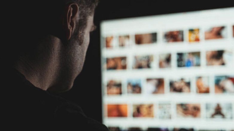 Διακινούσε πορνογραφικό υλικό με ανήλικες Διακινούσε πορνογραφικό υλικό με ανήλικες